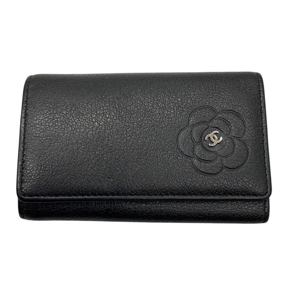 CHANEL 2010 BLACK / SILVER CC LOGO CAMELLIA EMBOSSED LEATHER 6 KEY HOLDER WALLET - Picture 1 of 11